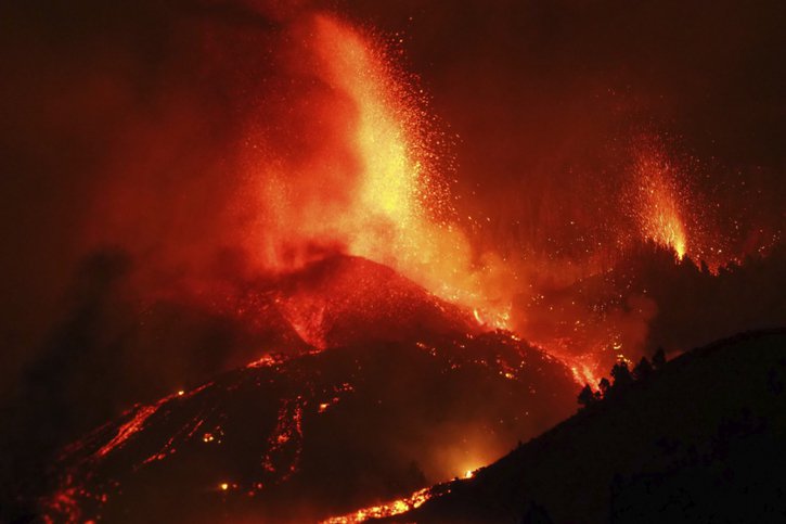 L'éruption de la Cumbre Vieja a débuté dimanche peu après 15h00 locales (16h00 en Suisse). Elle a entraîné l'évacuation d'environ 5000 personnes. © KEYSTONE/AP