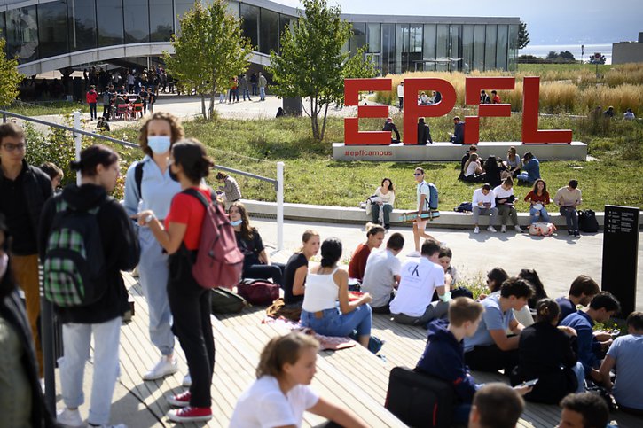 Après plusieurs mois d'enseignement à distance, les étudiants étaient nombreux à retrouver l'EPFL et l'UNIL mardi matin. © KEYSTONE/LAURENT GILLIERON