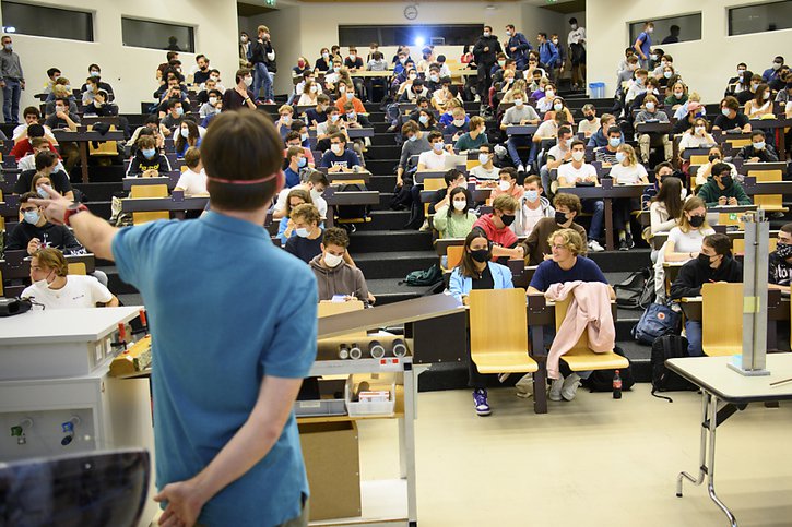 A l'intérieur des auditoires, les étudiants doivent rester masqués. © KEYSTONE/LAURENT GILLIERON