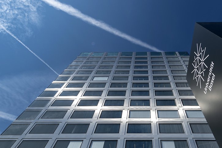 Le nouveau bâtiment du Biocentre de l'Université de Bâle compte 16 étages en surface (archives). © KEYSTONE/GEORGIOS KEFALAS