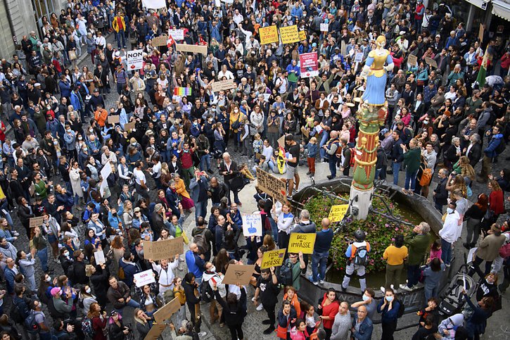 Environ 2000 personnes ont défilé mardi soir à Lausanne, entre la place de la Riponne et celle de la Palud, pour protester contre le certificat Covid. © KEYSTONE/LAURENT GILLIERON
