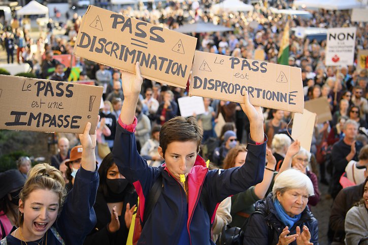 Le rassemblement a été initié par un collectif d'étudiants, opposé à l'obligation de présenter un pass Covid pour accéder aux hautes écoles. © KEYSTONE/LAURENT GILLIERON