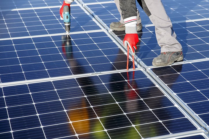 La motion veut généraliser l'installation de panneaux solaires (image d'illustration). © KEYSTONE/SALVATORE DI NOLFI