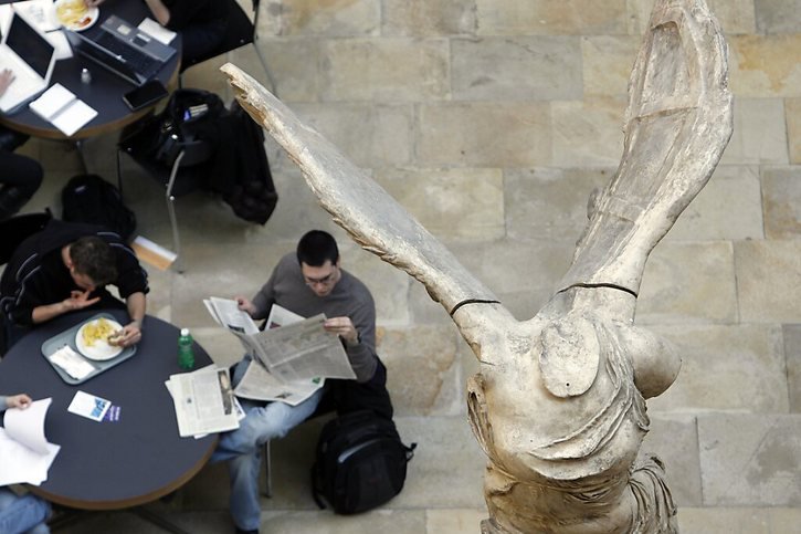 Die Statue "Nike de Samothrace" est un des nombreux bronzes grecs au Louvre. Les Zurichois avaient eu la chance d'en profiter en 2008, quand l'oeuvre avait été exposée à l'Université de la ville. © KEYSTONE/ALESSANDRO DELLA BELLA