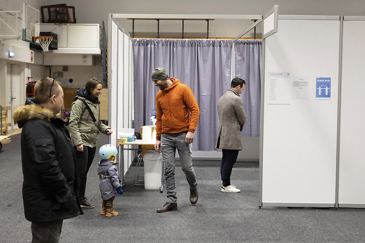 Lors des élections islandaises, le gouvernement garde sa majorité mais le parti de la première ministre recule. © KEYSTONE/AP/Arni Torfason