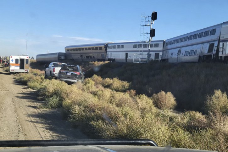 Au moins trois personnes ont été tuées et de nombreuses autres blessées lors du déraillement d'un train samedi dans l'Etat américain du Montana. © KEYSTONE/AP/Kimberly Fossen