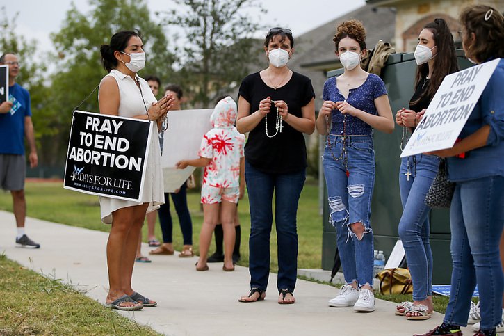 Alors que l'avocat du gouvernement fédéral plaidait face à un juge fédéral, des manifestants anti-avortement protestaient devant une clinique à McKinney, au Texas. © KEYSTONE/AP/Brandon Wade