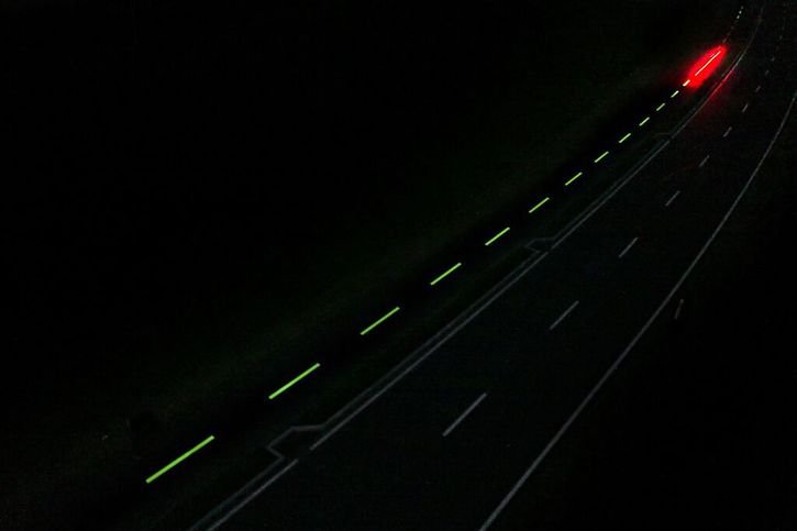 La peinture photoluminescente a été appliquée sur un kilomètre, le long de la route cantonale qui relie Vouvry et Vionnaz, dans le Chablais valaisan. © Keystone/Nicolas Sedlatchek