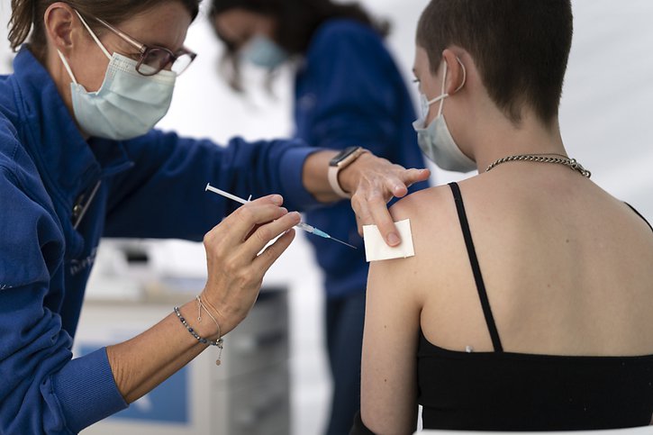 Le Covid n'exclut pas la grippe saisonnière. Comme chaque année à pareille époque, les autorités sanitaires organisent une journée dédiée à la vaccination contre la grippe. © ueKEYSTONE/GAETAN BALLY