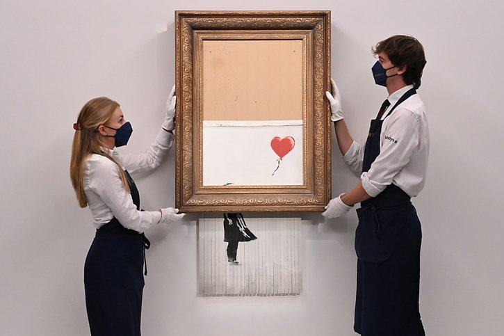 Rebaptisée "L'amour est dans la poubelle" ("Love is in the Bin"), l'oeuvre vendue chez Sotheby's à Londres dépasse le précédent record atteint en mars dernier par "Game Changer". © KEYSTONE/EPA/FACUNDO ARRIZABALAGA