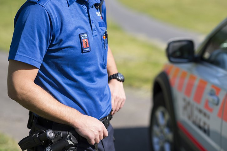 Les agents de la police cantonale de Glaris ont été appelés sur un homicide dans un parking par l'auteur présumé de l'acte samedi soir (Image symbolique). © KEYSTONE/GIAN EHRENZELLER