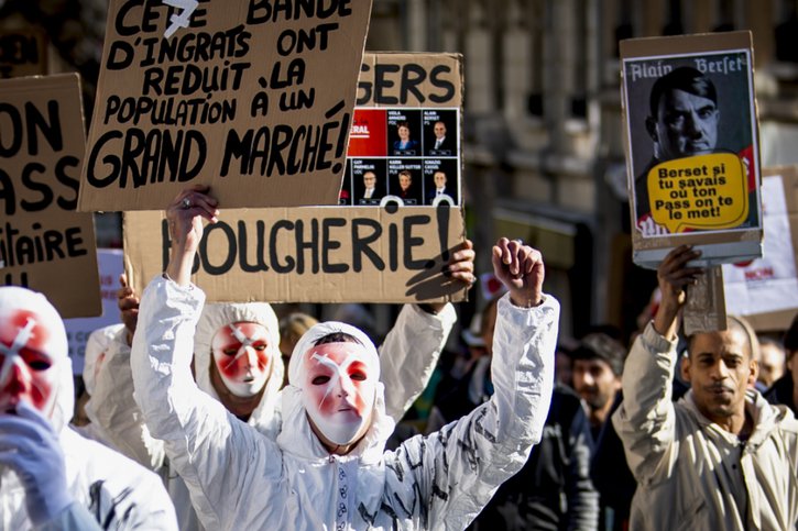 Certains manifestants s'en sont pris directement à Alain Berset (à droite). © KEYSTONE/JEAN-CHRISTOPHE BOTT