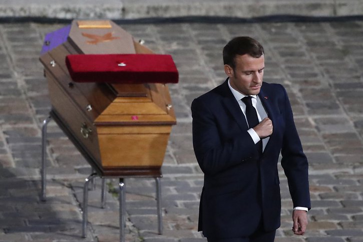 Il y a près d'un an, Emmanuel Macron présidait une cérémonie funèbre dans la cour de la Sorbonne à Paris, en l'honneur de l'enseignant décapité. © KEYSTONE/AP/FRANCOIS MORI