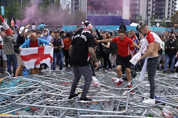 Des supporters anglais entrent en force dans l'enceinte de Wembley © KEYSTONE/AP/DAVID CLIFF
