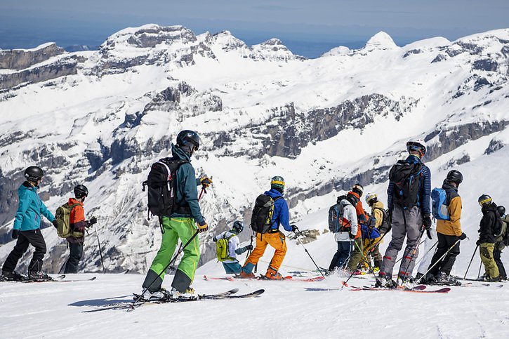 L'Association des remontées mécaniques ne prévoit pas d'exiger un pass sanitaire pour permettre aux skieurs d'accéder aux pistes (archives). © KEYSTONE/URS FLUEELER