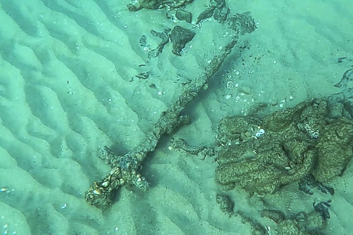 Shlomi Katzin, un plongeur israélien, a découvert samedi à Césarée (nord-ouest) une épée d'un mètre de long avec une poignée de 30 centimètres entièrement couverte de coraux et de coquillages, mais "en parfait état". © KEYSTONE/EPA/Shlomi Katzin/Israel Antiquities Authority HANDOUT
