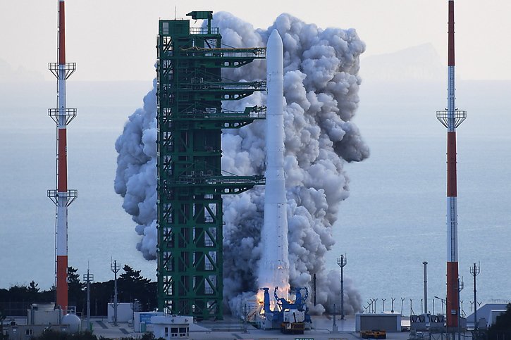 Le lancement et le déploiement des trois phases de la fusée "Korean Satellite Launch Vehicle II" ont fonctionné, tout comme la séparation de la charge utile de 1,5 tonne, mais pas la mise en orbite de cette dernière. © KEYSTONE/EPA/YONHAP / POOL