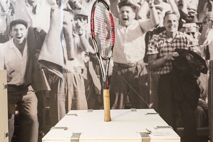 Une raquette utilisée par Roger Federer lors de l'Open d'Australie en 2009 fait partie des objets vendus lors de la liquidation des collections du Musée du sport suisse (archives). © KEYSTONE/CHRISTIAN BEUTLER