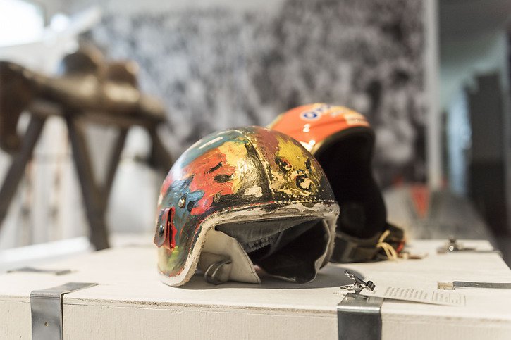 Les casques de Marie-Theres Nadig et de Didier Cuche faisaient partie des collections du Musée du sport suisse (archives). © KEYSTONE/CHRISTIAN BEUTLER