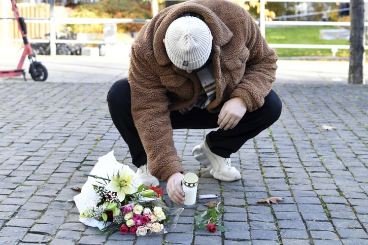 L'affaire a suscité l'émoi dans le pays scandinave. Ici, un homme rend hommage au rappeur près des lieux du crime. © KEYSTONE/AP/Henrik Montgomery