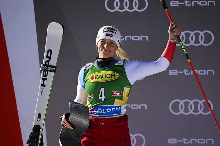 Lara Gut-Behrami est satisfaite de sa 2e place © KEYSTONE/GIAN EHRENZELLER