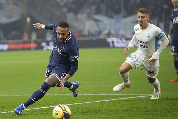 Le Parisien Neymar s'éloigne du Marseillais Valentin Rongier. © KEYSTONE/AP/Daniel Cole