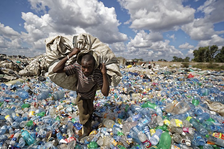 La Planète bleue continue de s'asphyxier sous les déchets de plastique. © KEYSTONE/AP/BEN CURTIS