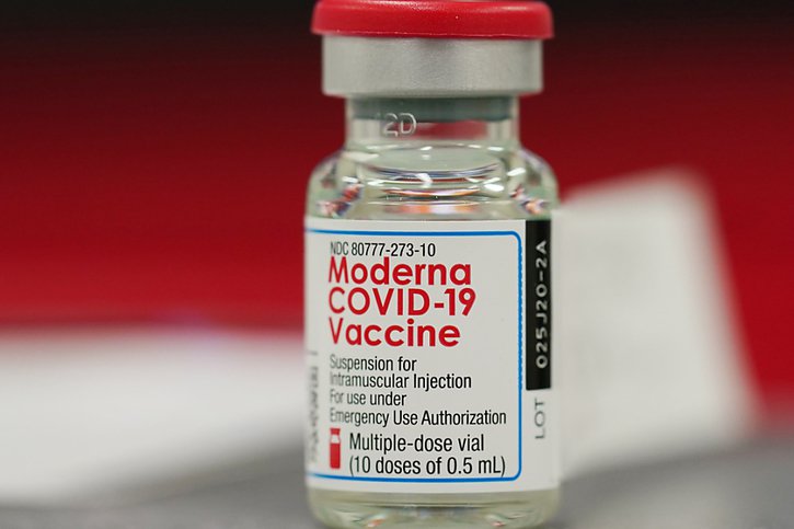 L'Agence européenne des médicaments recommande un rappel du vaccin Moderna pour les plus de 18 ans (archives). © KEYSTONE/AP/David Zalubowski