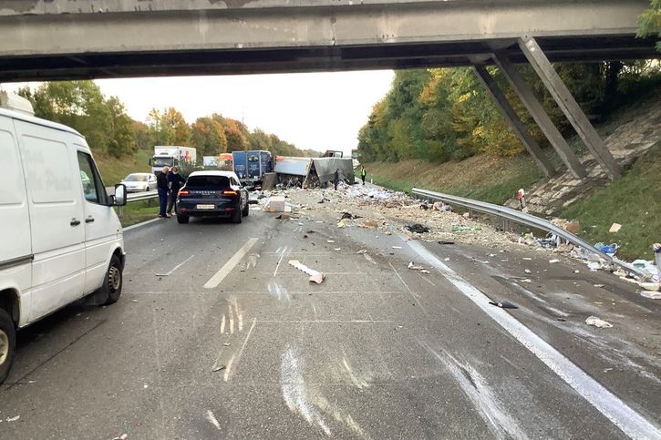 Un camion-remorque s'est renversé sur l'A1 entre Nyon et Gland, bloquant la chaussée. © Police cantonale