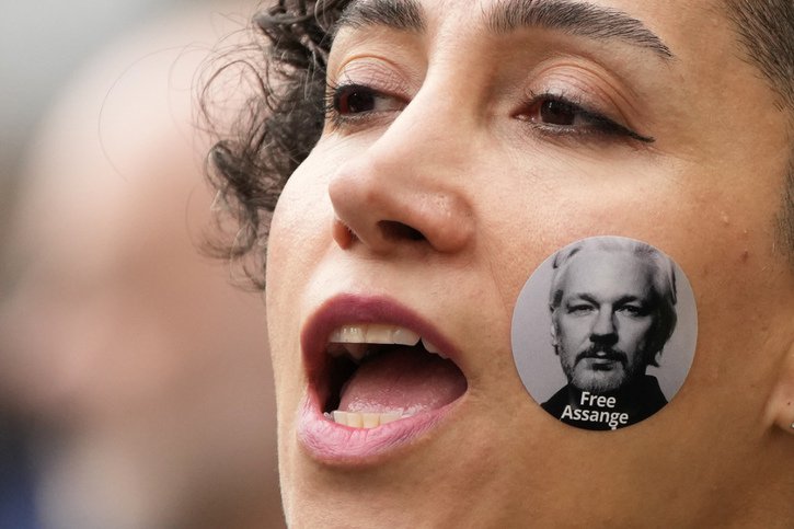 Les soutiens de Julian Assange se sont rassemblés mercredi devant la Haute-Cour de Londres, où les Etats-Unis tentent d'obtenir un nouveau jugement en faveur de son extradition. © KEYSTONE/AP/Frank Augstein