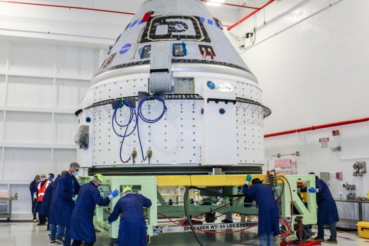 Boeing a passé une provision de 185 millions de dollars liée aux déboires de sa capsule spatiale Starliner. Une mission d'essai, qui doit servir à la Nasa pour acheminer ses astronautes vers la Station spatiale internationale (ISS), a dû être annulée début août. (archives) © KEYSTONE/AP NASA