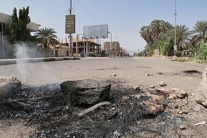 Pour empêcher les manifestants de se regrouper, les forces de sécurité ont enlevé toutes les barricades de branchages, de pierres ou de pneus brûlés dans le centre-ville de Karthoum (archives). © KEYSTONE/AP