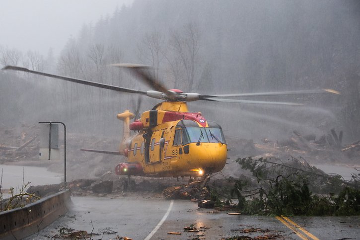 L'armée canadienne a déployé plusieurs hélicoptères en Colombie-Britannique. © KEYSTONE/EPA/ROYAL CANADIAN AIR FORCE HANDOUT