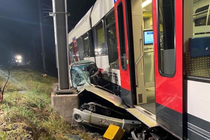 Le train a entièrement détruit la voiture en l'écrasant contre un pylône ferroviaire. © Police cantonale BL