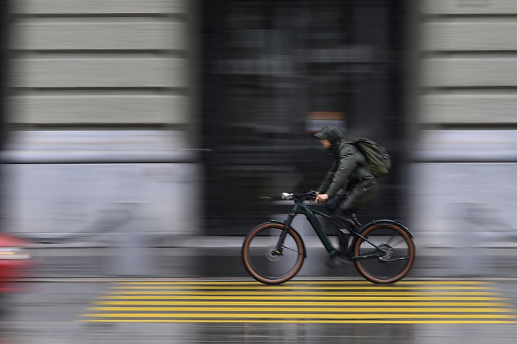 Selon les initiants, le Valais dispose aujourd’hui d'une infrastructure très lacunaire pour l’utilisation du vélo au quotidien (image symbolique). © KEYSTONE/ANTHONY ANEX