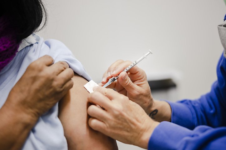 Les Grisons et la Thurgovie pourraient devenir les premiers cantons à étendre la troisième dose du vaccin contre le coronavirus aux moins de 65 ans (photo symbolique). © KEYSTONE/MICHAEL BUHOLZER