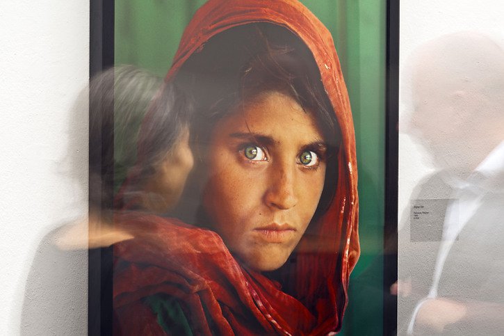 La célèbre Afghane aux yeux verts, immortalisée par Steve McCurry, a été évacuée vers l'Italie après la prise de Kaboul par les talibans, a annoncé Rome jeudi (archives). © KEYSTONE/AP/JENS MEYER