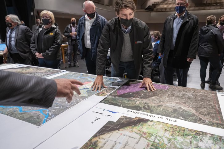 Le Premier ministre canadien regarde une carte qui répertorie les dommages provoqués par les inondations des dernièrs jours à Abbotsford, dans la province de Colombe-Britannique. © KEYSTONE/AP/Jonathan Hayward