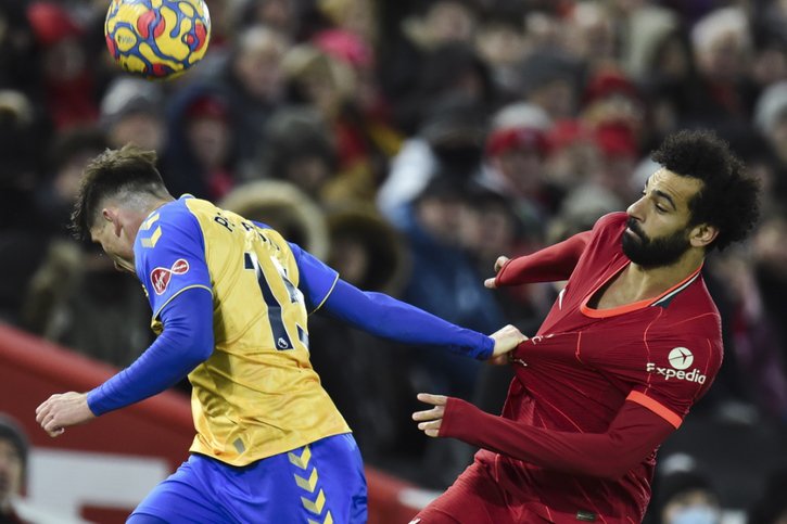 Rien n'a été facile pour Romain Perraud (Southampton) face au Liverpool de Mohamed Salah. © KEYSTONE/EPA/PETER POWELL