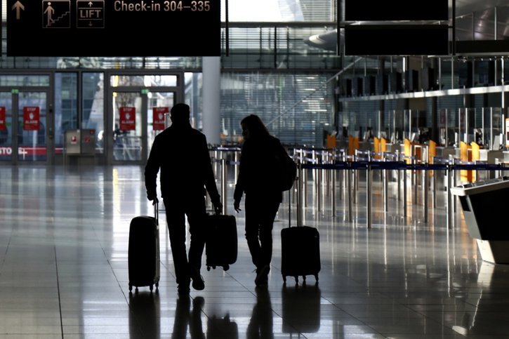 L'Allemagne a confirmé samedi ses deux premiers cas de variant Omicron chez des voyageurs arrivés d'Afrique du Sud à l'aéroport de Munich (archives). © KEYSTONE/AP/MATTHIAS SCHRADER