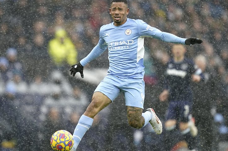 Le Brésilien Gabriel Jesus de Manchester City sous la neige. © KEYSTONE/EPA/TIM KEETON