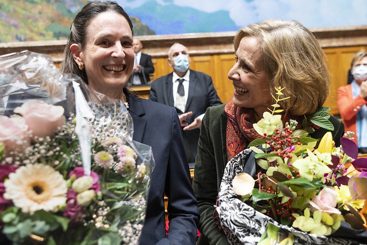 La Vaudoise Céline Weber Koppenburg (à gauche) et la Bâloise Patricia von Falkenstein (à droite) ont prêté serment lundi au Conseil national. © KEYSTONE/ALESSANDRO DELLA VALLE