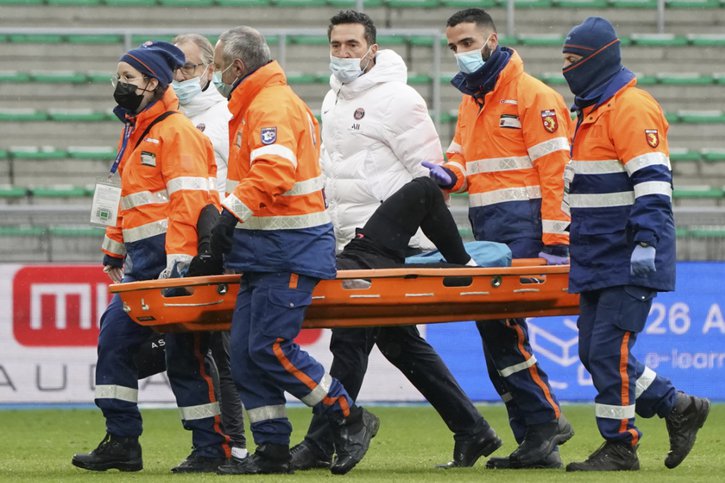 Sorti sur une civière à St-Etienne, Neymar souffre d'une entorse à la cheville gauche © KEYSTONE/AP/Laurent Cipriani