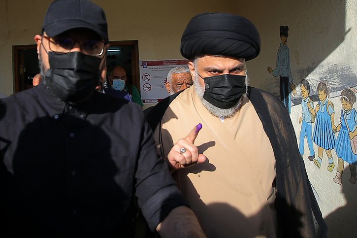 Répétant que le futur Premier ministre sera désigné par son courant, Moqtada Sadr (à droite) réclame un gouvernement "de majorité", composé des formations politiques ayant obtenu les scores les plus élevés. © KEYSTONE/AP/ANMAR KHALIL