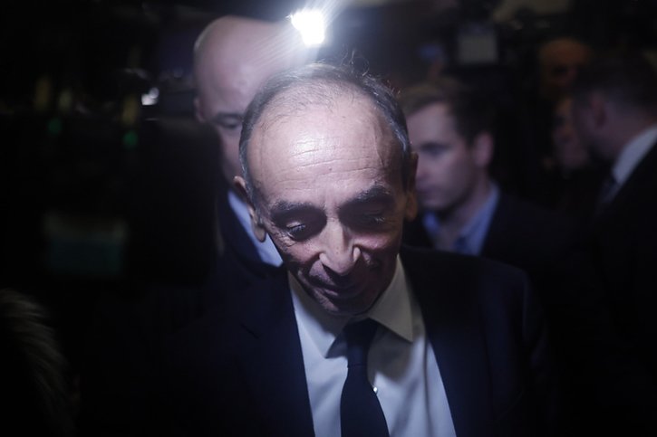 Eric Zemmour quite son quartier-général pour se rendre à TF1. © KEYSTONE/EPA/YOAN VALAT