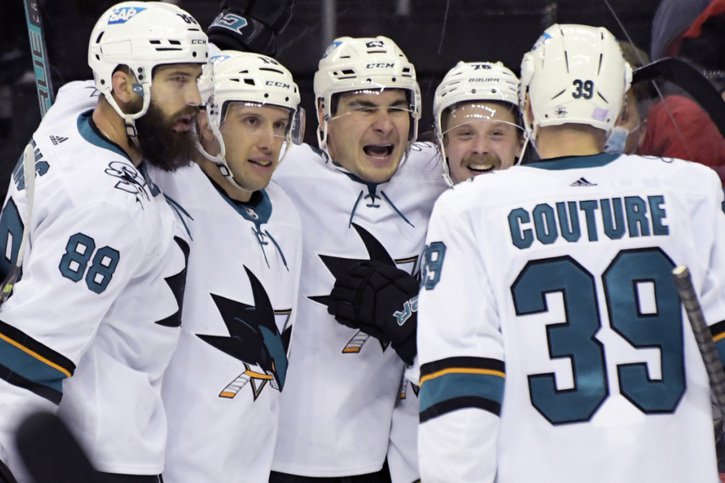 Timo Meier (au centre) a réussi mardi son 2e doublé consécutif © KEYSTONE/AP/Bill Kostroun