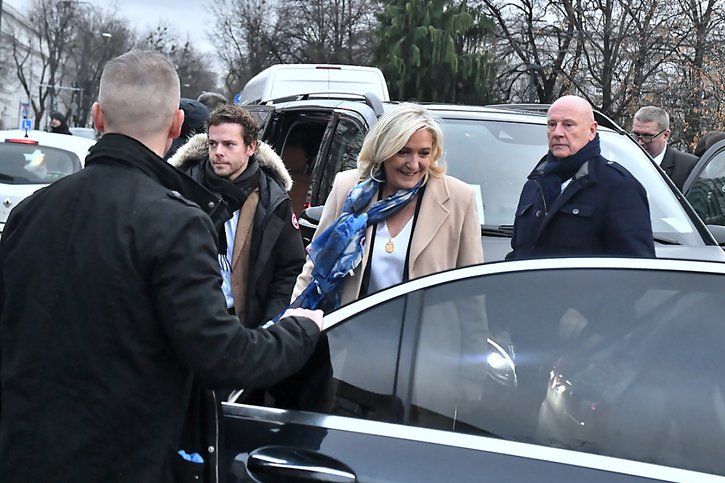 Marine Le Pen arrive à Varsovie où elle participe à une rencontre d'une quinzaine de leaders de partis souverainistes européen dans le but de créer un grand groupe au Parlement. © KEYSTONE/EPA/Andrzej Lange