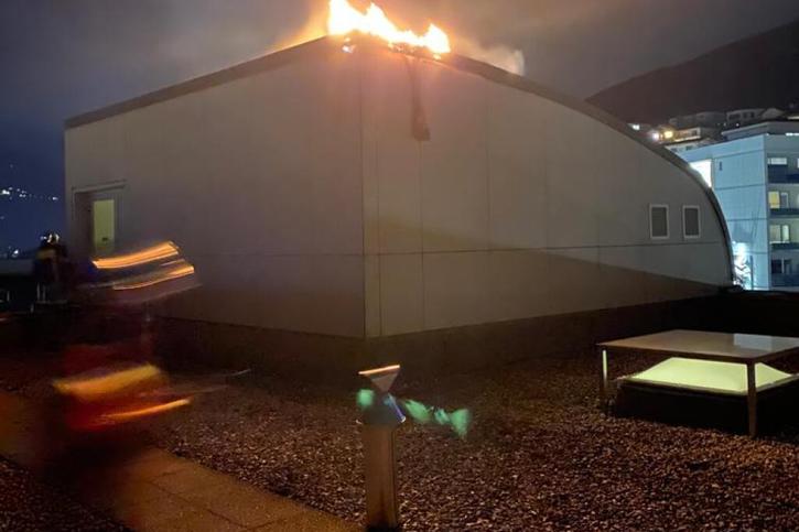 Le feu s'est déclaré sur le toit de l'hôpital de Sierre. © Keystone