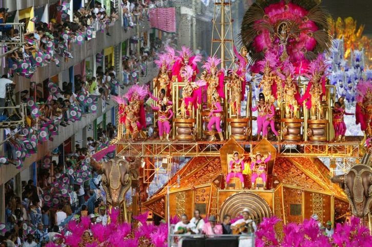 Rio de Janeiro annule ces festivités pour les Fêtes de Noël. Cette décision fait craindre une possible annulation du célèbre carnaval, déjà annulé l'an dernier en raison du Covid. © Keystone/AP/SILVIA IZQUIERDO