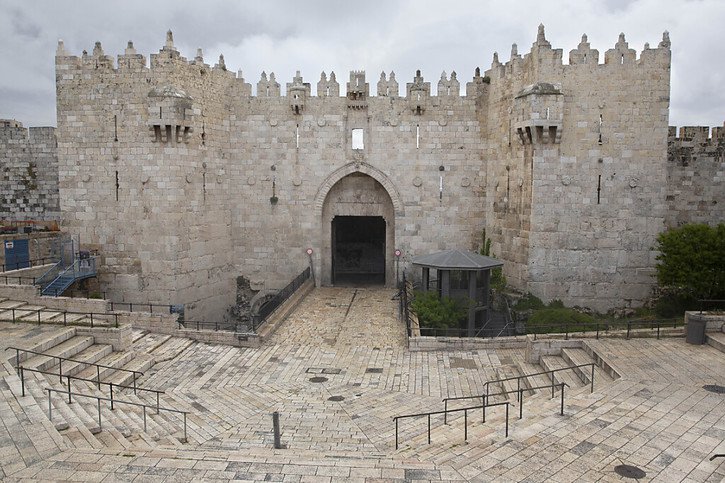 La porte de Damas, qui donne accès à Jérusalem-Est occupé illégalement par Israël depuis 1967. © KEYSTONE/AP/SEBASTIAN SCHEINER